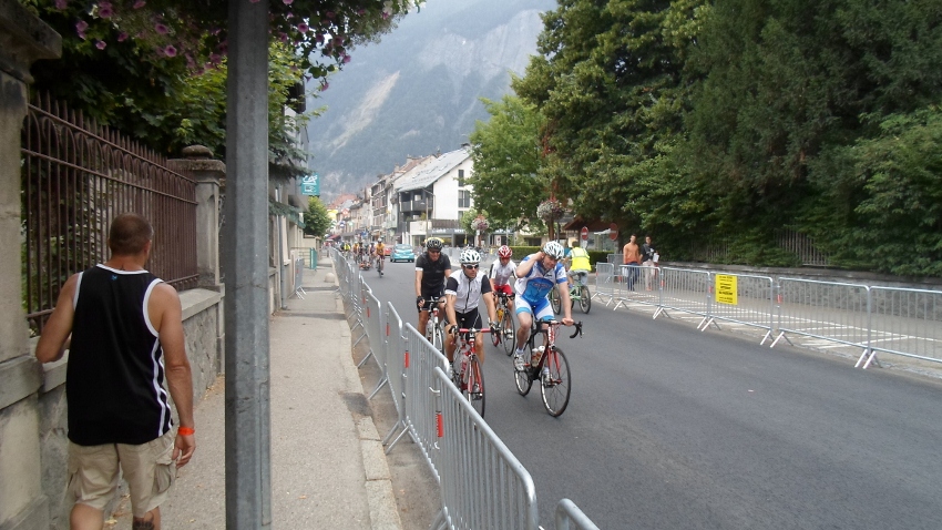 Raymond rusler inn mot byen med syklistene susende forbi konstant i disse gatene. De fleste hadde vært på Alpe d`Huez dagen før dagen