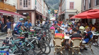 Bourg d`Oisans dagen før dagen. Smekkfull by av sykkelturister!
