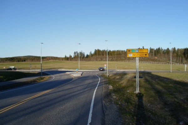 Når du kommer til rundkjøringen på Haldenveien rv171 tar til høyre retning Sørumsand og kommer etterhvert til det lille tettstedet Lørenfallet.