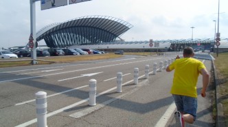 Starten går på flygplatsen utanför Lyon, närmare bestämt från hotell Kyriad. Här ses jerseyn sätta av i hisnande fart och i stor stil.Efter att ha tagit fel i ett kryss hamnade vi på omvägar i Macon med tåget mot Paris. Kan ses som ett cykelhaveri i samma stil som för ryttarna på Touren. Man byter cykel och tar fart, lägger sig bakom en följebil eller får ner en hjälpryttare. I vårt fall fick det gå med hjälp av vänlig franssyska och annat mera. Att fylla på med näring är också av vikt.